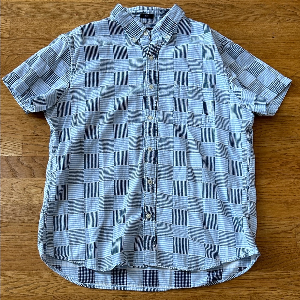 J. Crew Blue and White Patterned Button Down Short Sleeve Shirt SLIM Fit Large